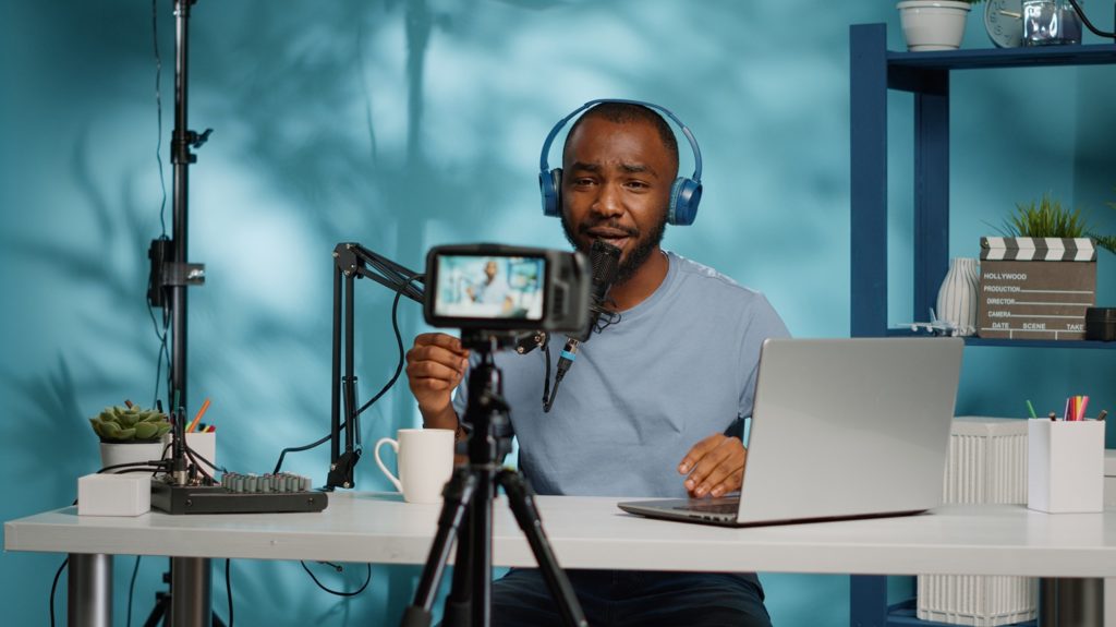 African American Vlogger Using Camera To Record Video - Foguete GRX Contabilidade Digital