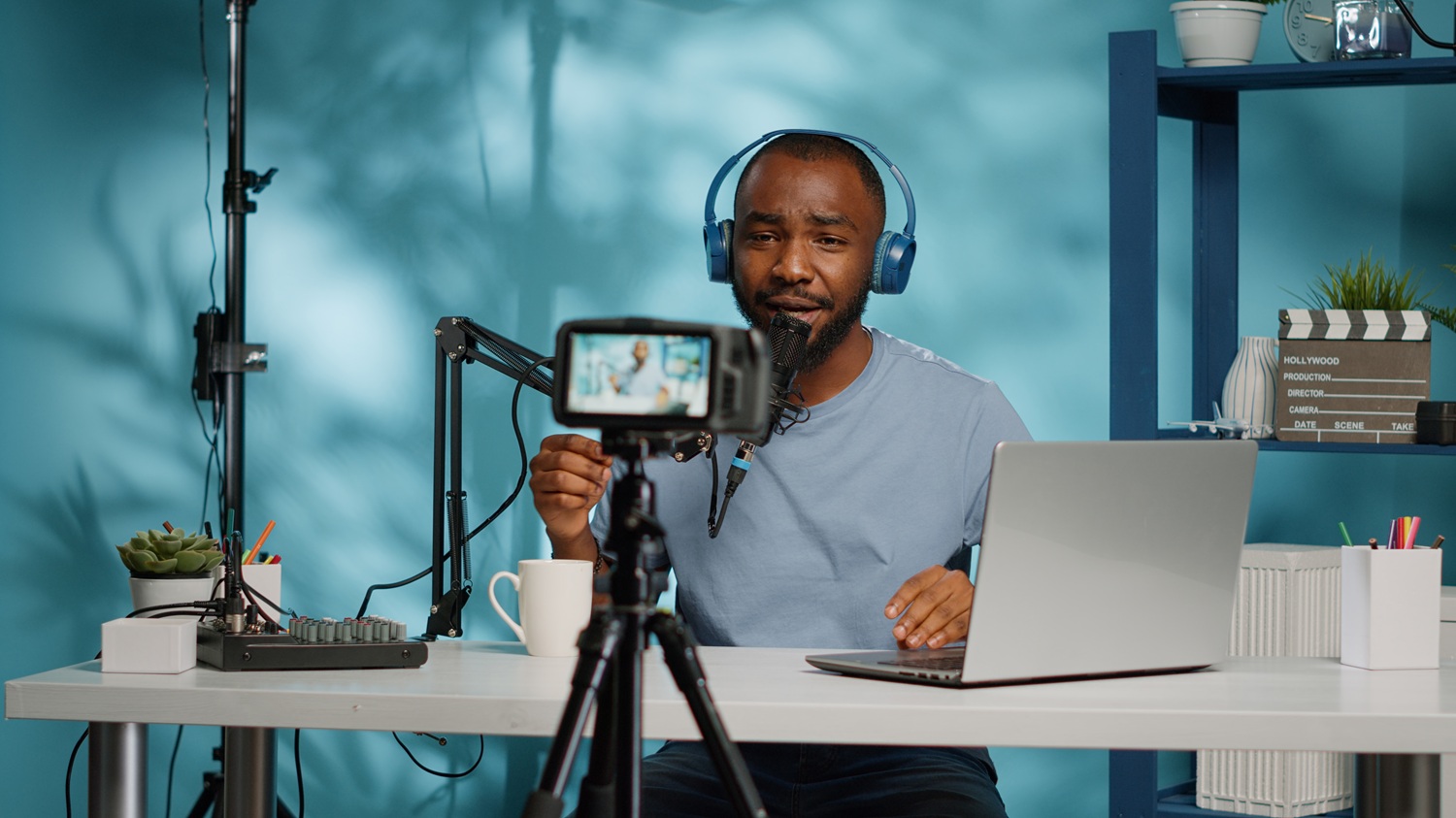 African American Vlogger Using Camera To Record Video - Foguete GRX Contabilidade Digital
